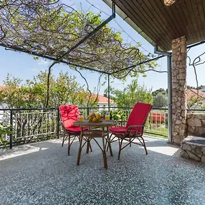https://beach-house-lana.hotels-in-trogir.com